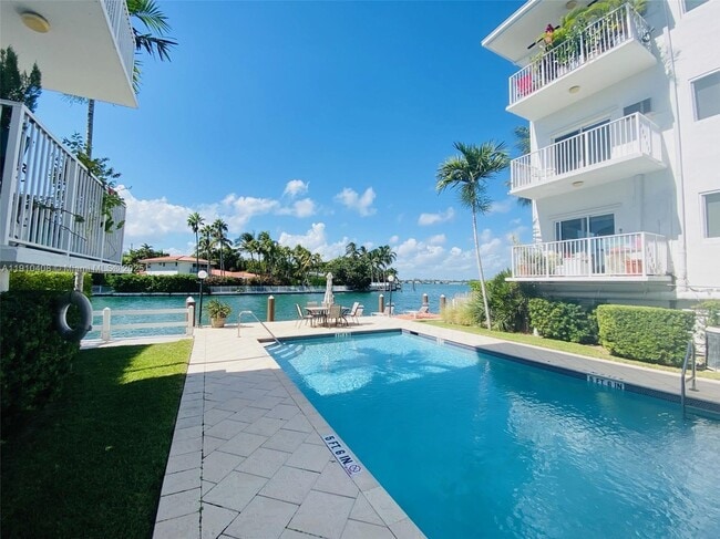 Building Photo - 10250 W Bay Harbor Dr