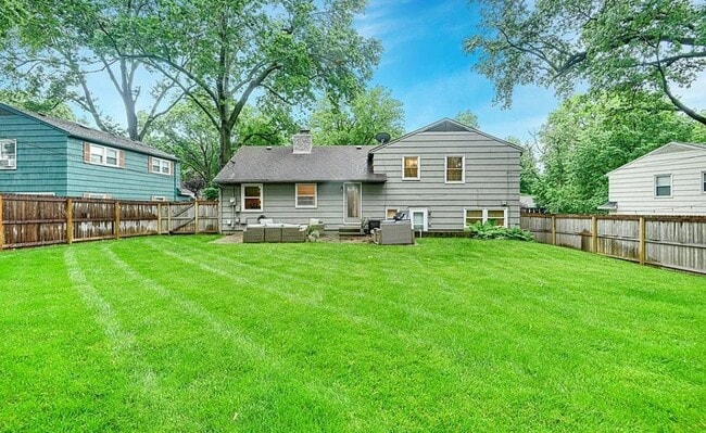 Building Photo - 6016 W 85th St