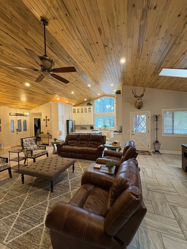 Building Photo - Gorgeous Furnished Country Club Rental