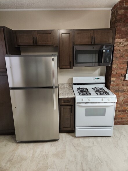 Building Photo - 17 Meriden St