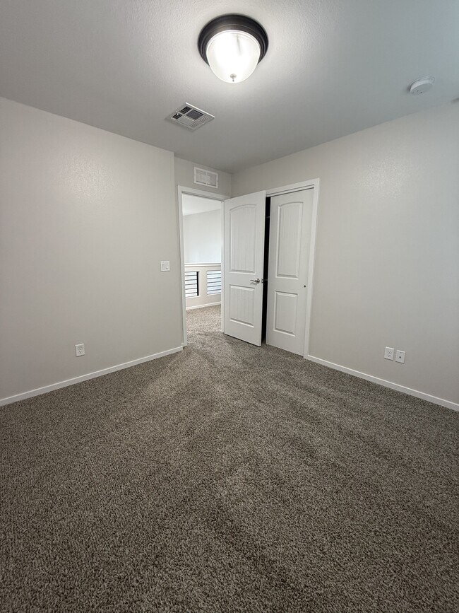 Building Photo - 1099 Sky River St