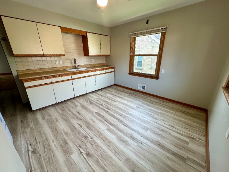 Building Photo - 3389 S Whitnall Ave