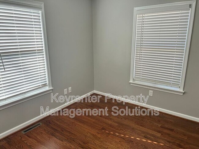 Building Photo - 33 Oak Ln