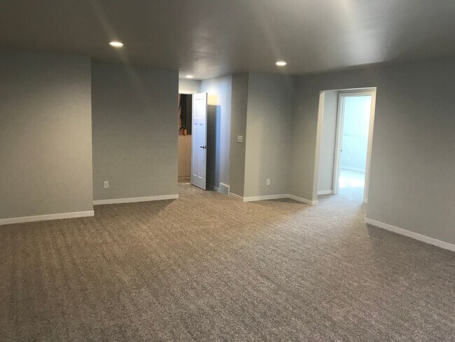 Building Photo - 807 Cathy Dr W