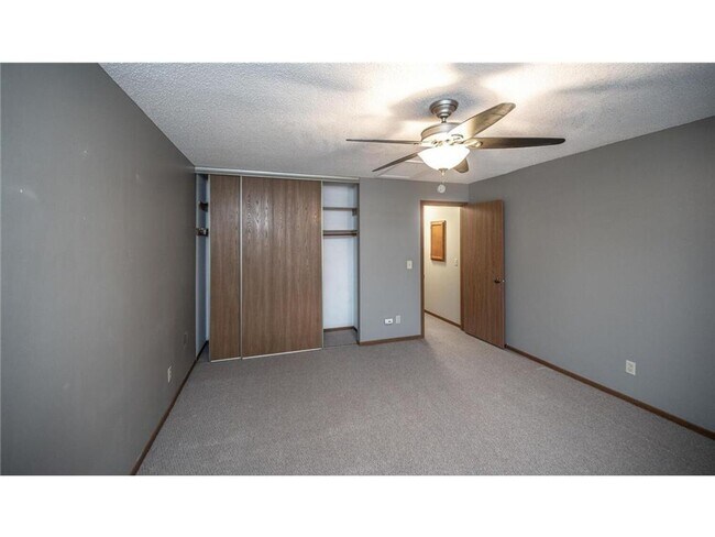 Building Photo - Bright & Updated Townhome in Eagan with Gr...