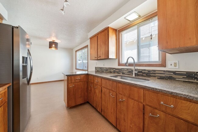 Building Photo - 3811 SE 66th Ave