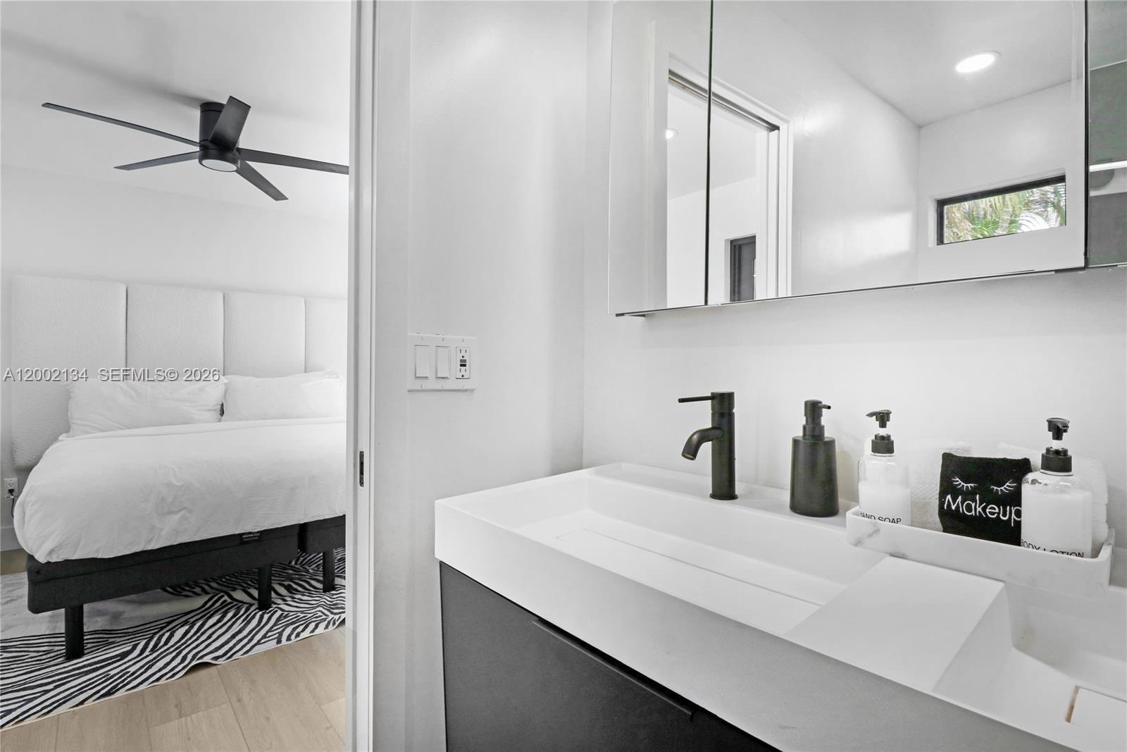 Building Photo - 811 NE 17th Ct