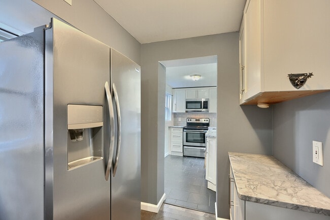 Building Photo - 411 S Madeira St