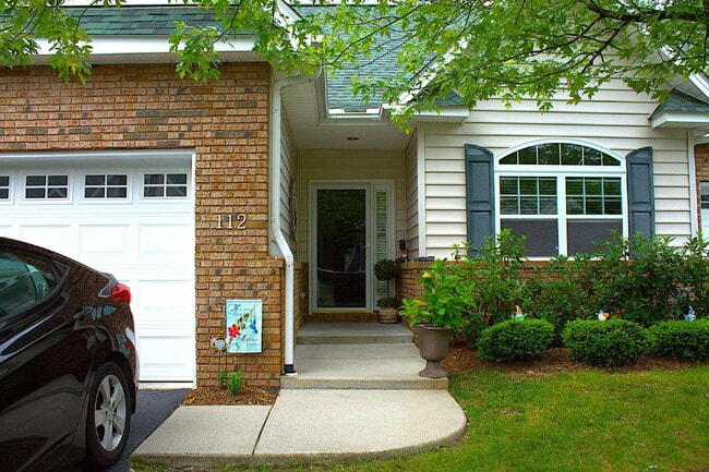 Building Photo - "Luxurious 3-Bed Condo in Hendersonville: Spacious 2023 Sq Ft within a 55+ community.”