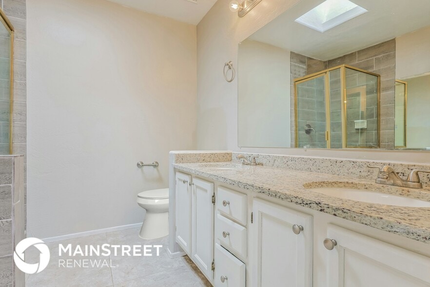 Building Photo - 5062 W Fairview St