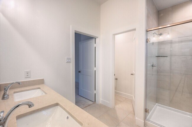 Building Photo - 1535 Crystal Stream Dr