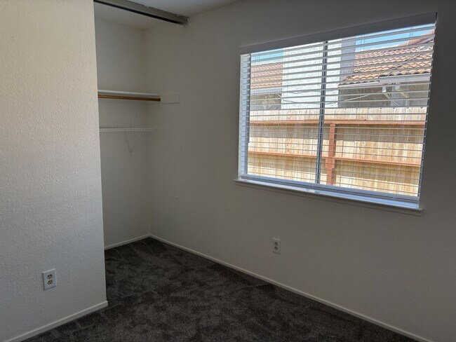 Building Photo - Beautiful 4-bedroom home close to schools ...