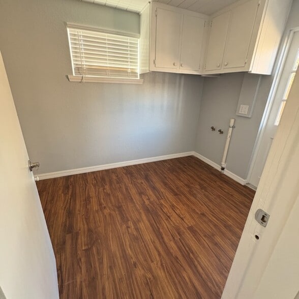 Building Photo - 733 Oleander Dr SE