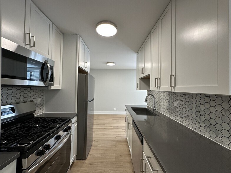 Building Photo - 535 W Aldine Ave