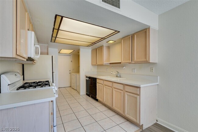 Building Photo - 2127 Pine Breeze Ln