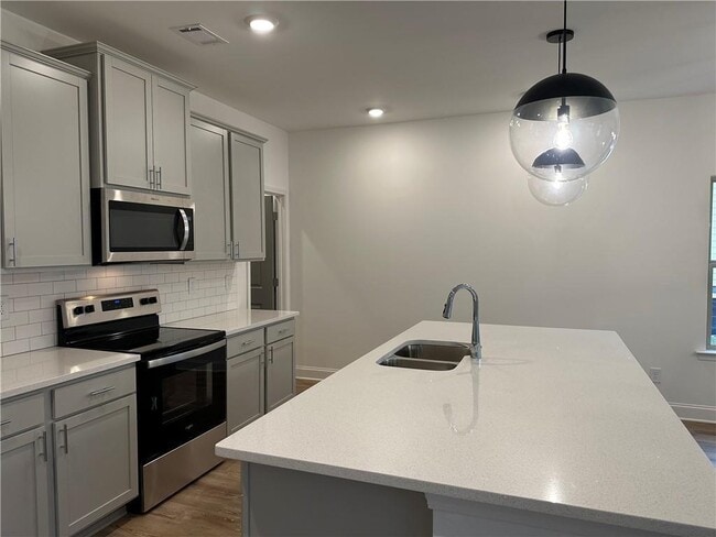 Building Photo - 2955 Vinca Dr