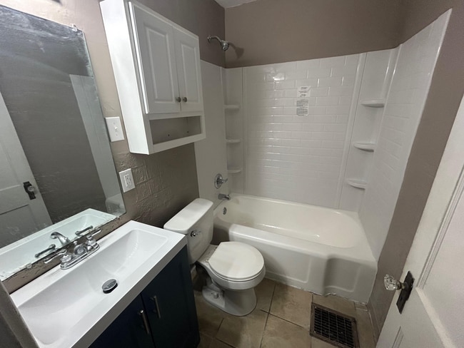 Building Photo - 735 Compton St