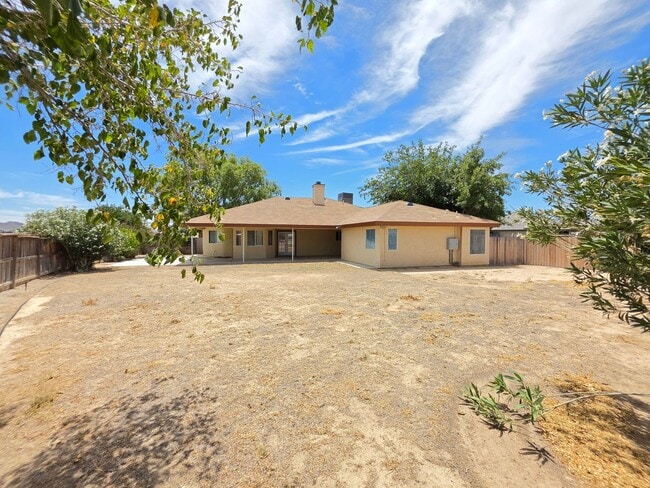 Building Photo - Spacious 4 Bedrooms & 3 Full bathroom Home with Over 2,200 Sq Ft on a Corner Lot!