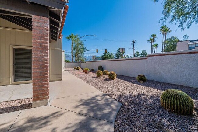 Building Photo - Pending/ Rented - Move-In Ready 2-Bed Tucs...