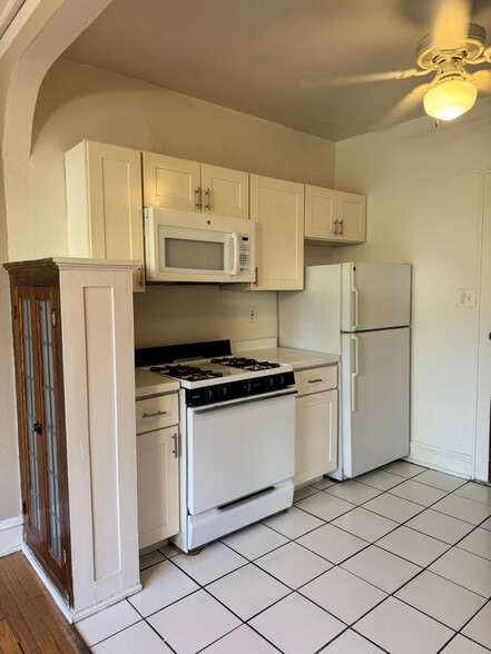 Primary Photo - 3456 N Oakland Ave