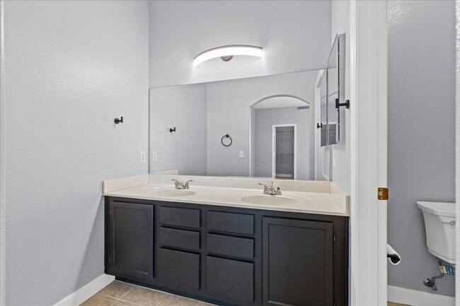 Building Photo - Sleek 2 Bedroom Condo with 2 Car Garage Ne...