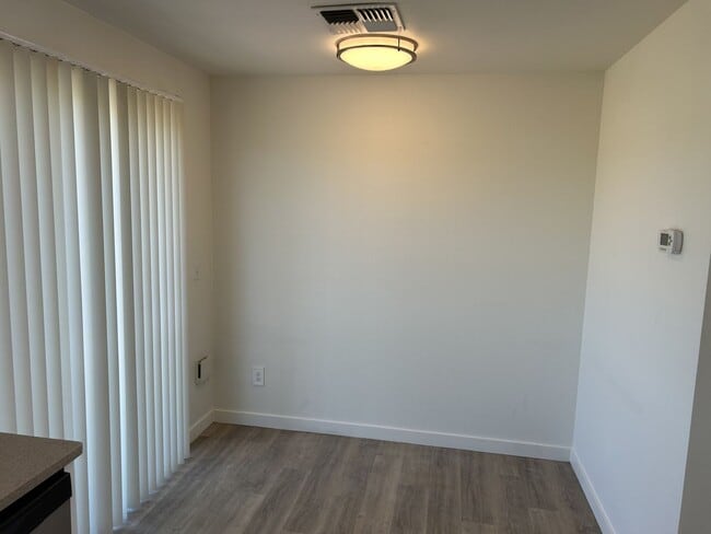 Building Photo - Spacious 2 Bed, 1.5 Bath, 900 Square Foot Apartment with Air Conditioning.