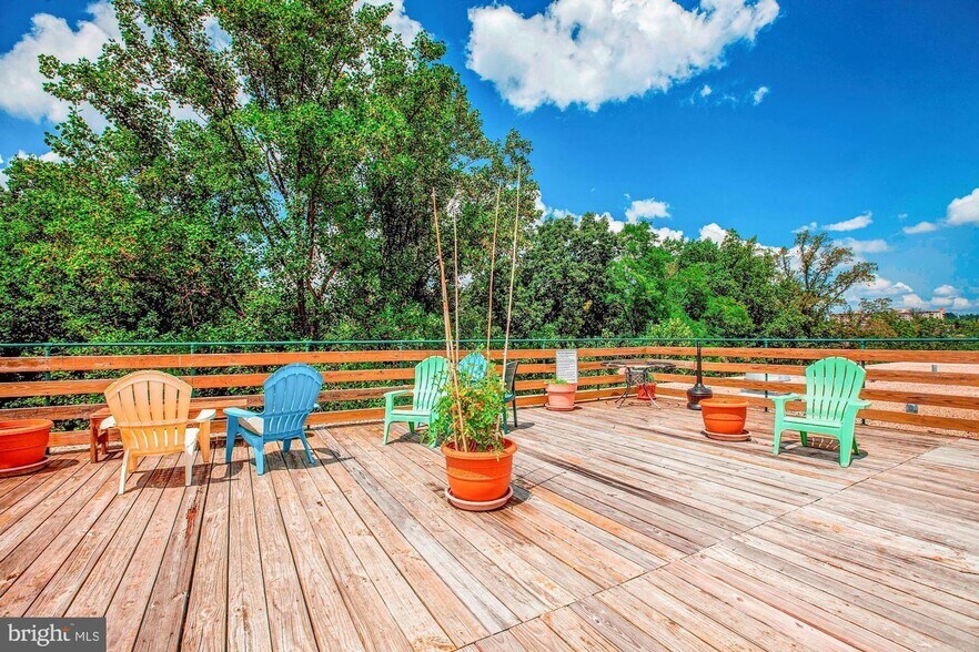 Patio - 4100 W St NW