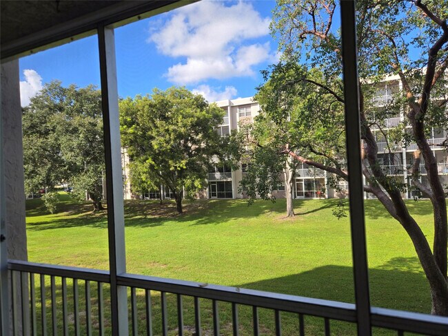 Building Photo - 1100 NW 87th Ave