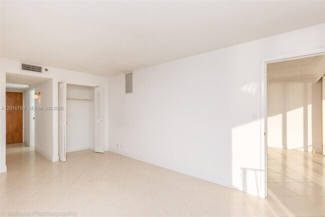 Building Photo - 7601 E Treasure Dr