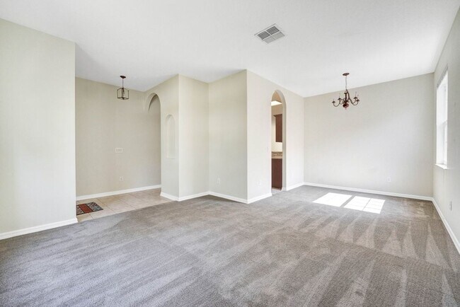 Building Photo - Cozy 4/2 Home Nestled in a Gated Community