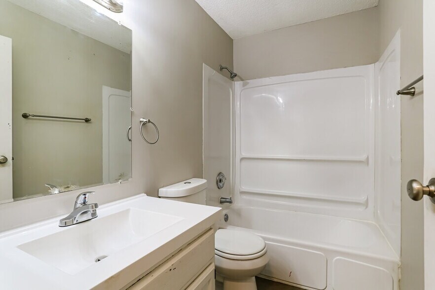 Building Photo - 6208 Glencairn Cir