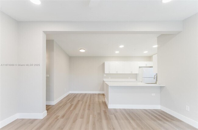 Building Photo - 1560 NE 42nd St