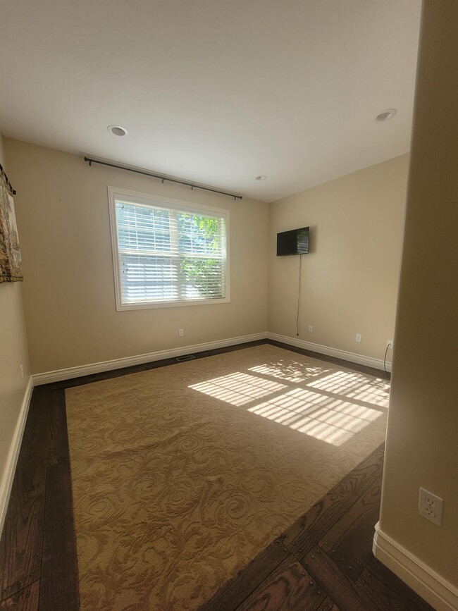 Building Photo - 867 N Swiss Farm Ct