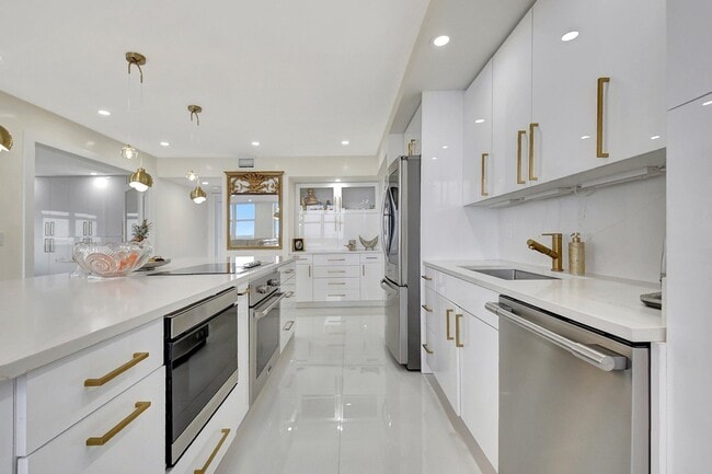 Building Photo - 5440 N Ocean Dr