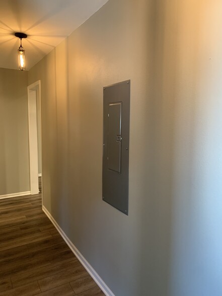 Building Photo - 465 W 5th St