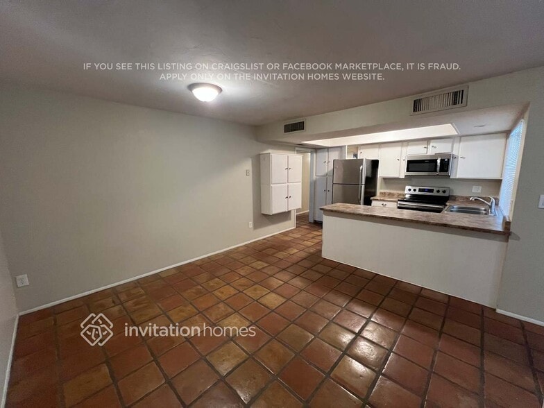 Building Photo - 3241 E Sunnyside Dr