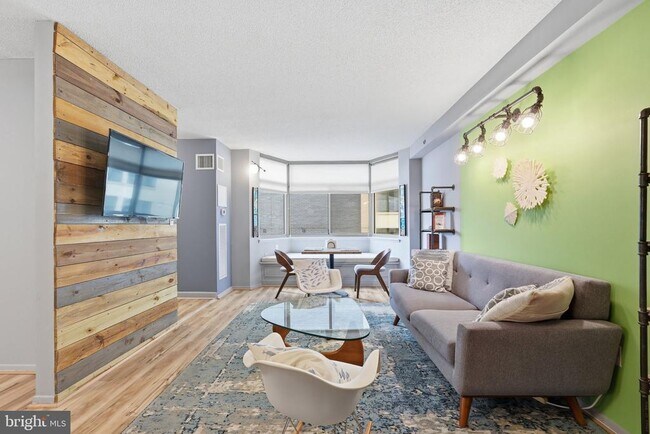 Building Photo - 7111 Woodmont Ave