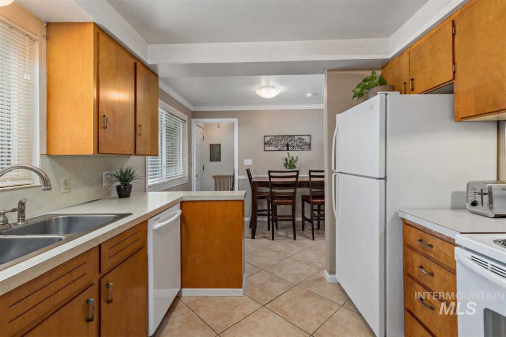 Kitchen - 320 Mark St