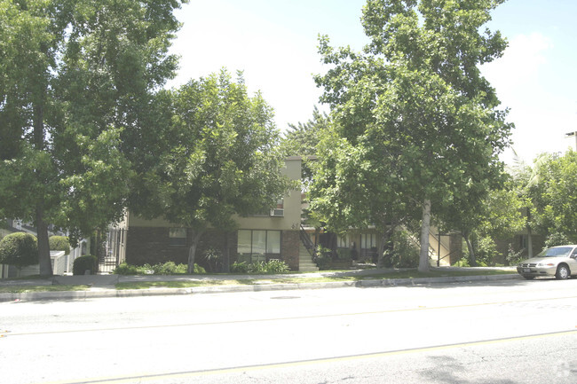 Building Photo - 677-681 S Marengo Ave