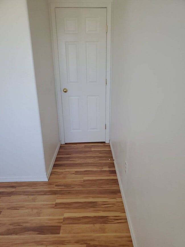 Building Photo - April Rent FREE - Double Car Garage & Fenced Yard