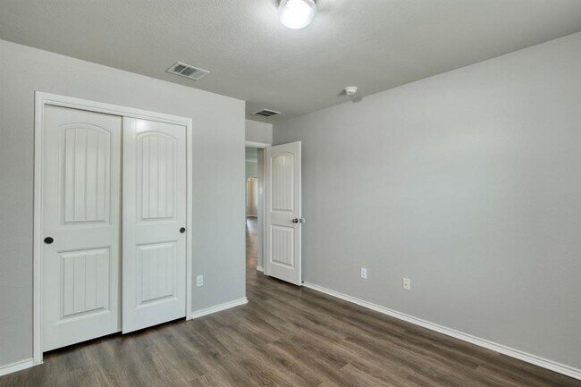 Building Photo - 2824 Bluffstone Dr