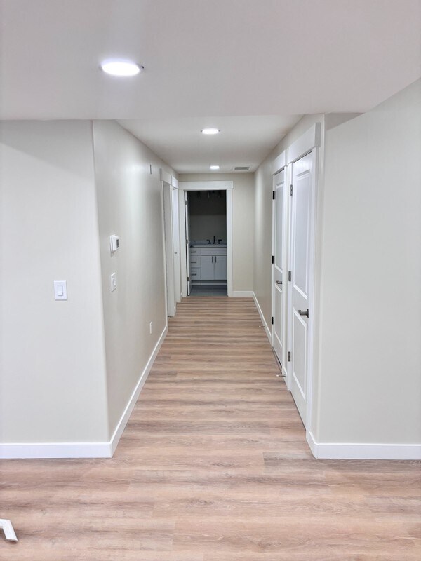 Building Photo - 67 E Wayside Dr