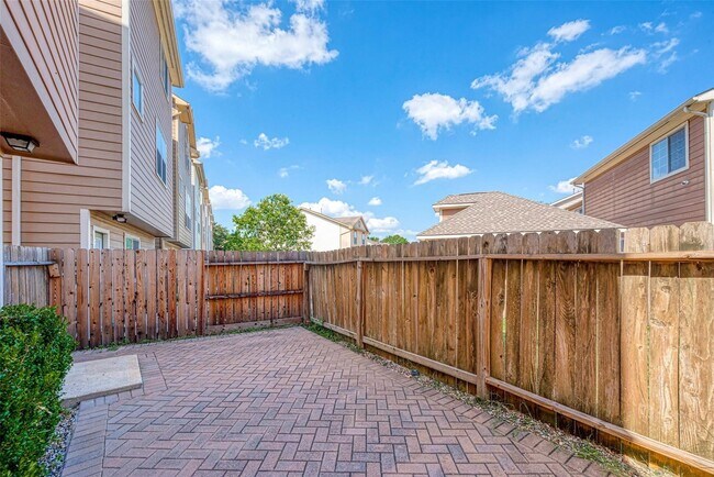 Building Photo - 3302 Clearview Cir