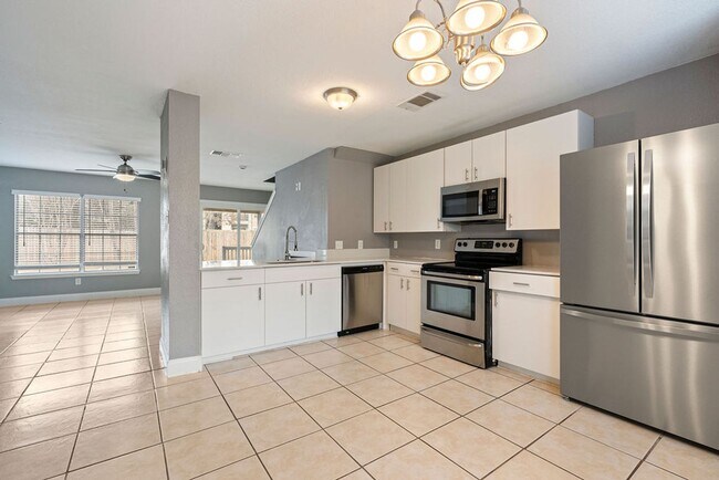 Building Photo - Don't Miss Out On This Spacious 3bd/2bath Home!