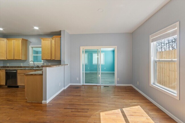 Building Photo - In Town Near The Bike Path