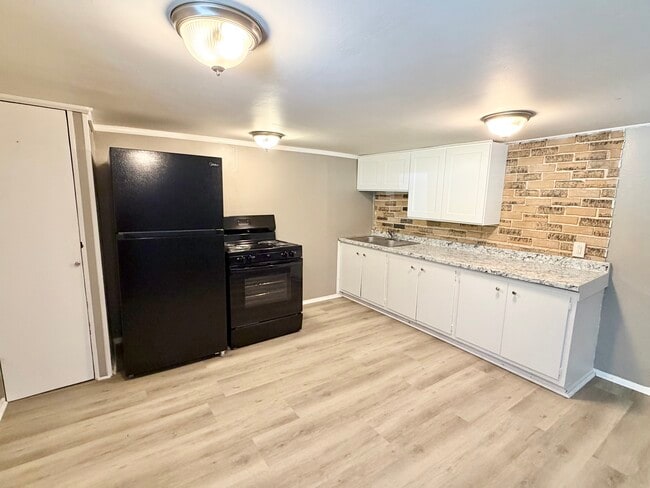 Building Photo - 2570 Sanger Ln