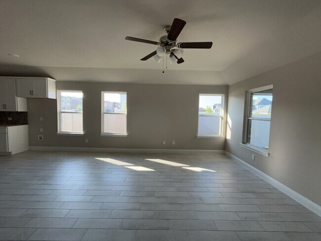 Building Photo - 612 Amenduni Ln