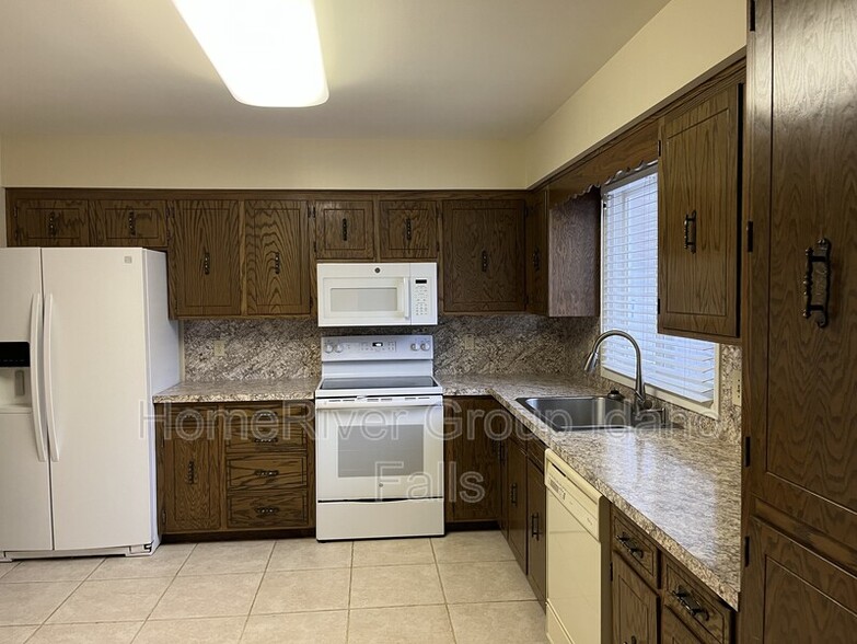 Building Photo - 2835 Balboa Dr