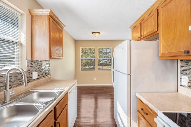 Building Photo - 1621 N Hillcrest Ave