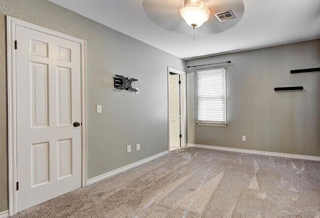 Building Photo - 6000 N Tulsa Ave
